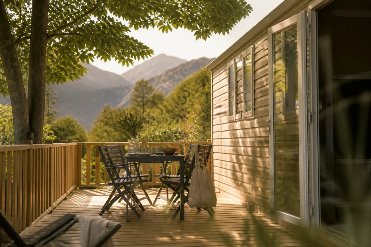 Mobil-home installé sur une parcelle arborée face aux montagnes du lac d&rsquo;Annecy