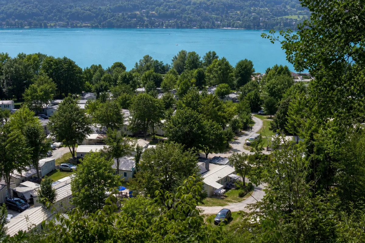 Vue plongeante sur les emplacements d&rsquo;un camping familial près des rives sud du lac d&rsquo;Annecy