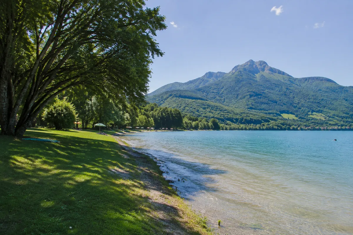 Plage en herbe au bord du lac d&rsquo;Annecy à Doussard en été